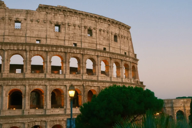 el coliseo romano fotografía callejera al atardecer con luz cálida roma