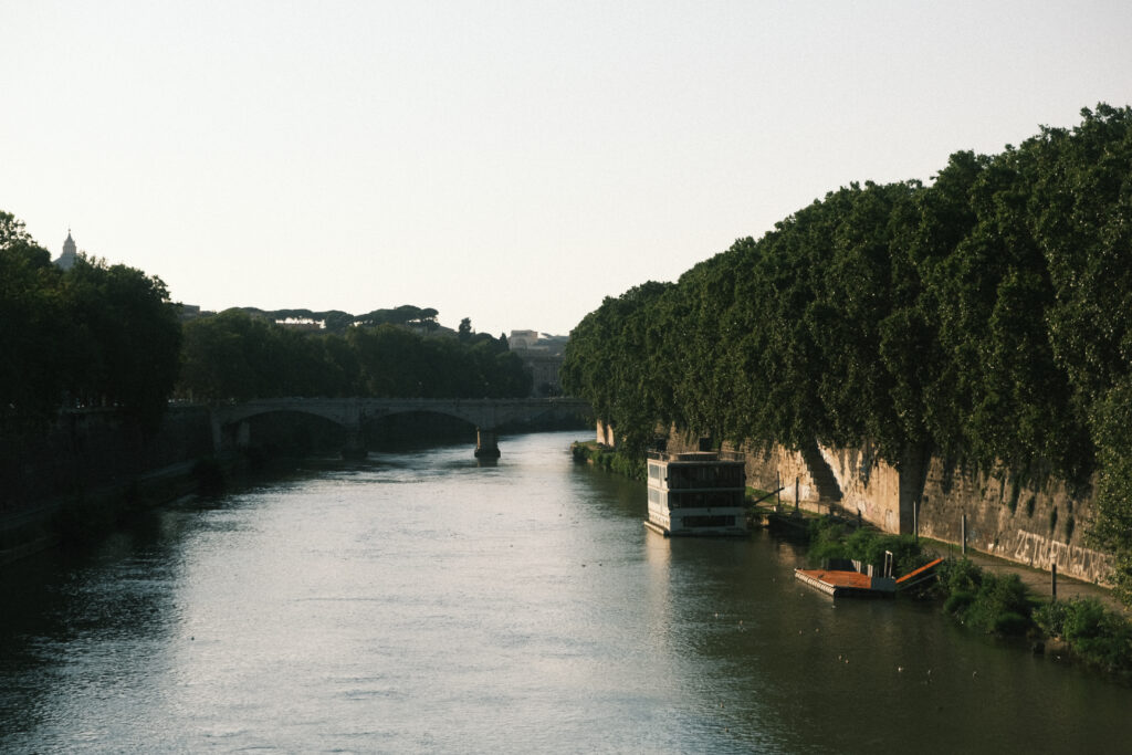 Ponte Sant'Angelo sobre el río Tíber en Roma con vistas al atardecer