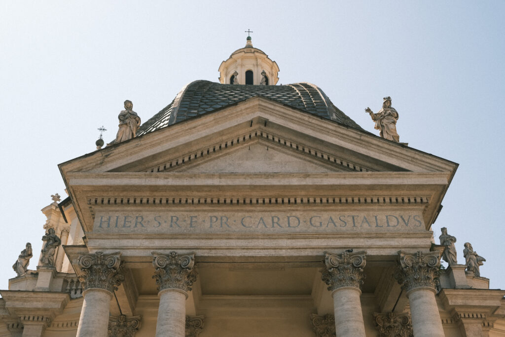 fotografia de la iglesia barroca Santa Maria dei Miracoli en contrapicado en Roma, fachada y cúpula