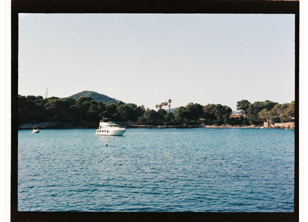 Cala Gat, Mallorca, fotografiada con Nikon F3 y lente 50mm en película Kodak Gold 200
