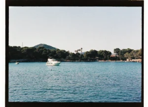 Cala Gat, Mallorca, fotografiada con Nikon F3 y lente 50mm en película Kodak Gold 200