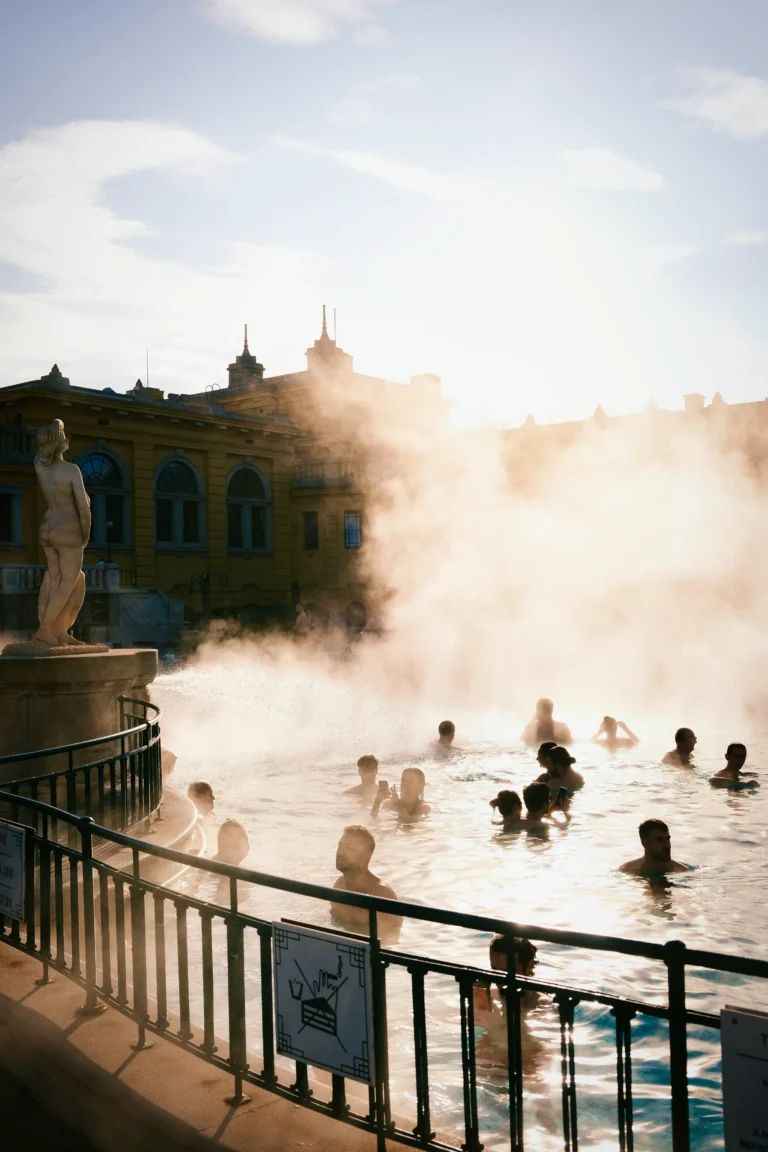 Fotografía exterior de las termas de Széchenyi o Széchenyi Furdo en Budapest al amanecer