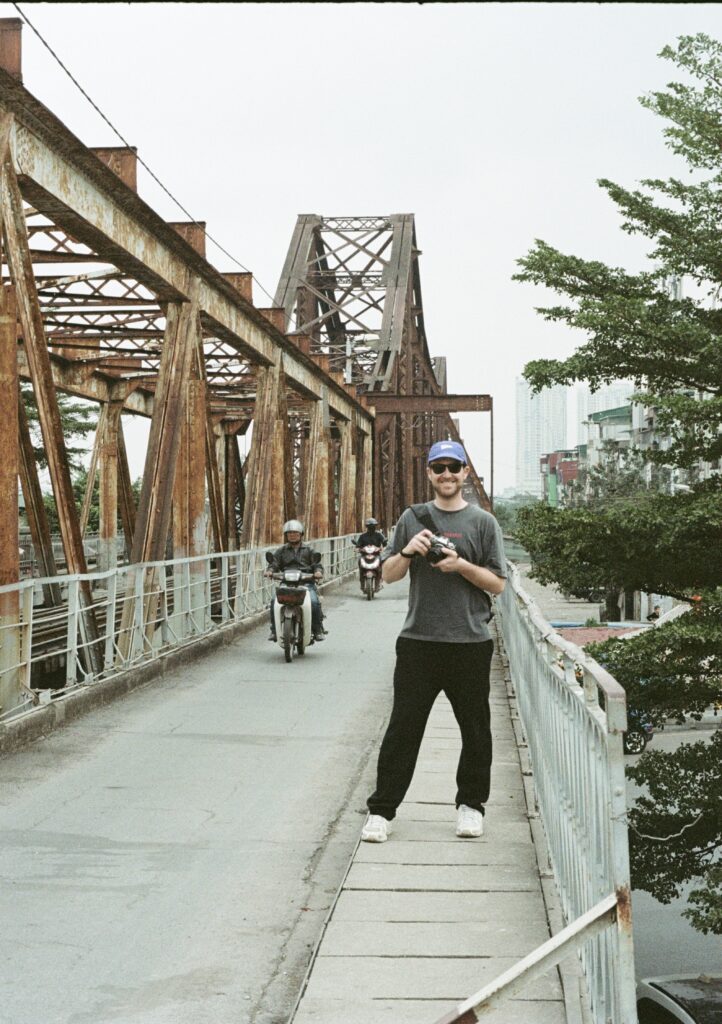 foto de fotógrafo cámara en mano en El puente Long Biên de Hanoi hecho con Kodak Portra