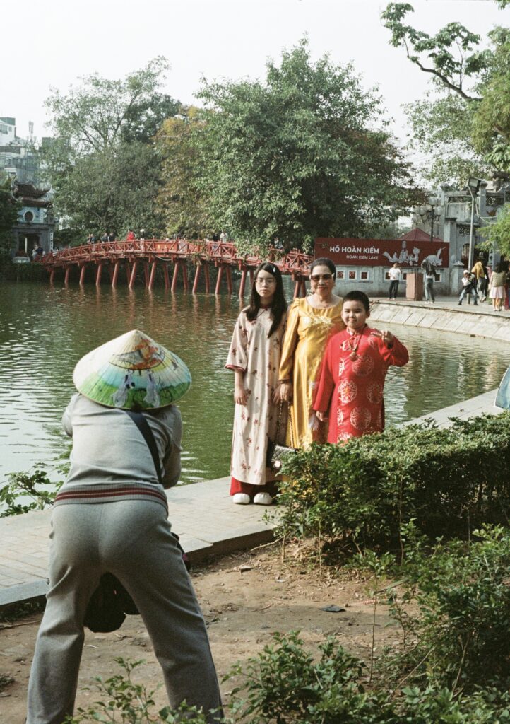 Escena de fotografia callejera con 3 personas posando para un fotógrafo