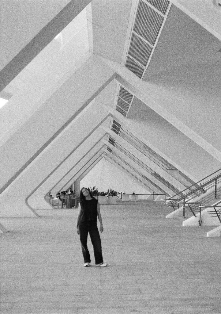 retrato de mujer en ciudad de las artes y las ciencias en Valencia a cuerpo completo