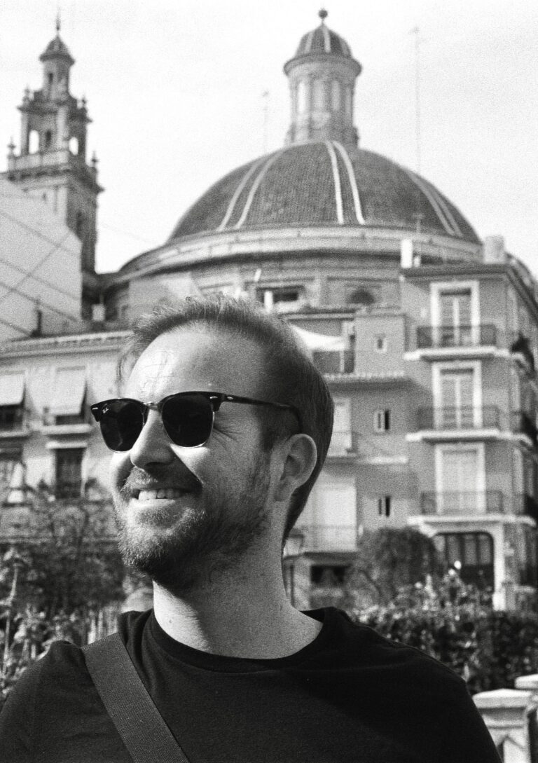 fotografía callejera de retrato en blanco y negro en Valencia de Pablo Genovard