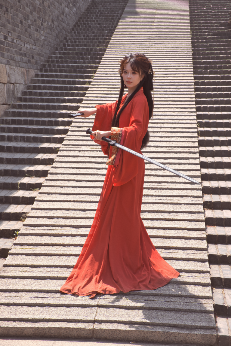 Mujer posando en calle amurallada de Suzhou con vestimenta tradicional china