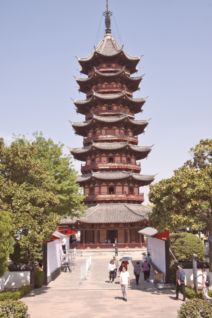 Torre tradicional China en parque, zona antigua de Suzhou