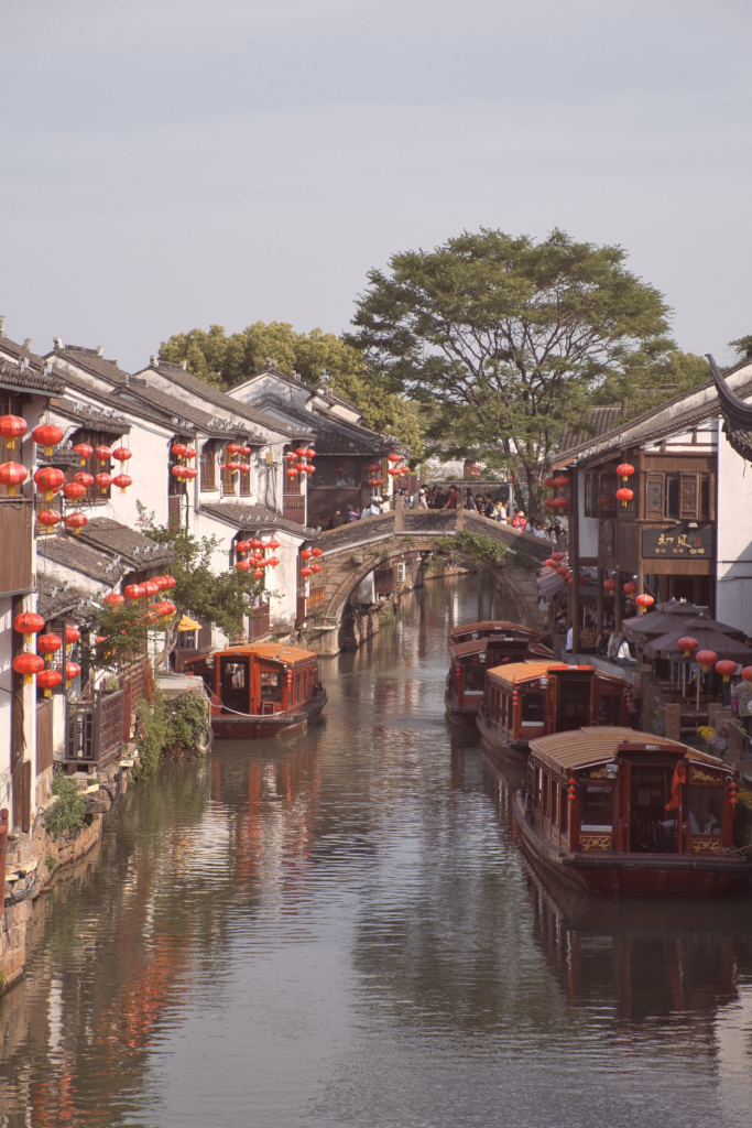 Canal y casas tradicionales junto al agua en Suzhou