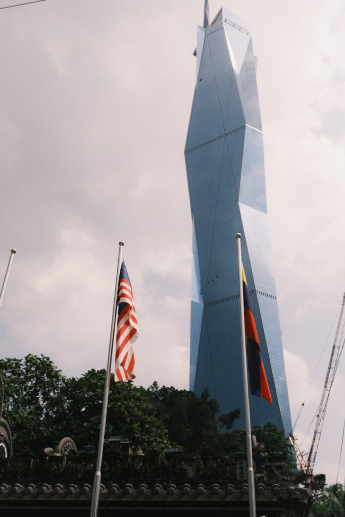Rascacielos y banderas en Kuala Lumpur
