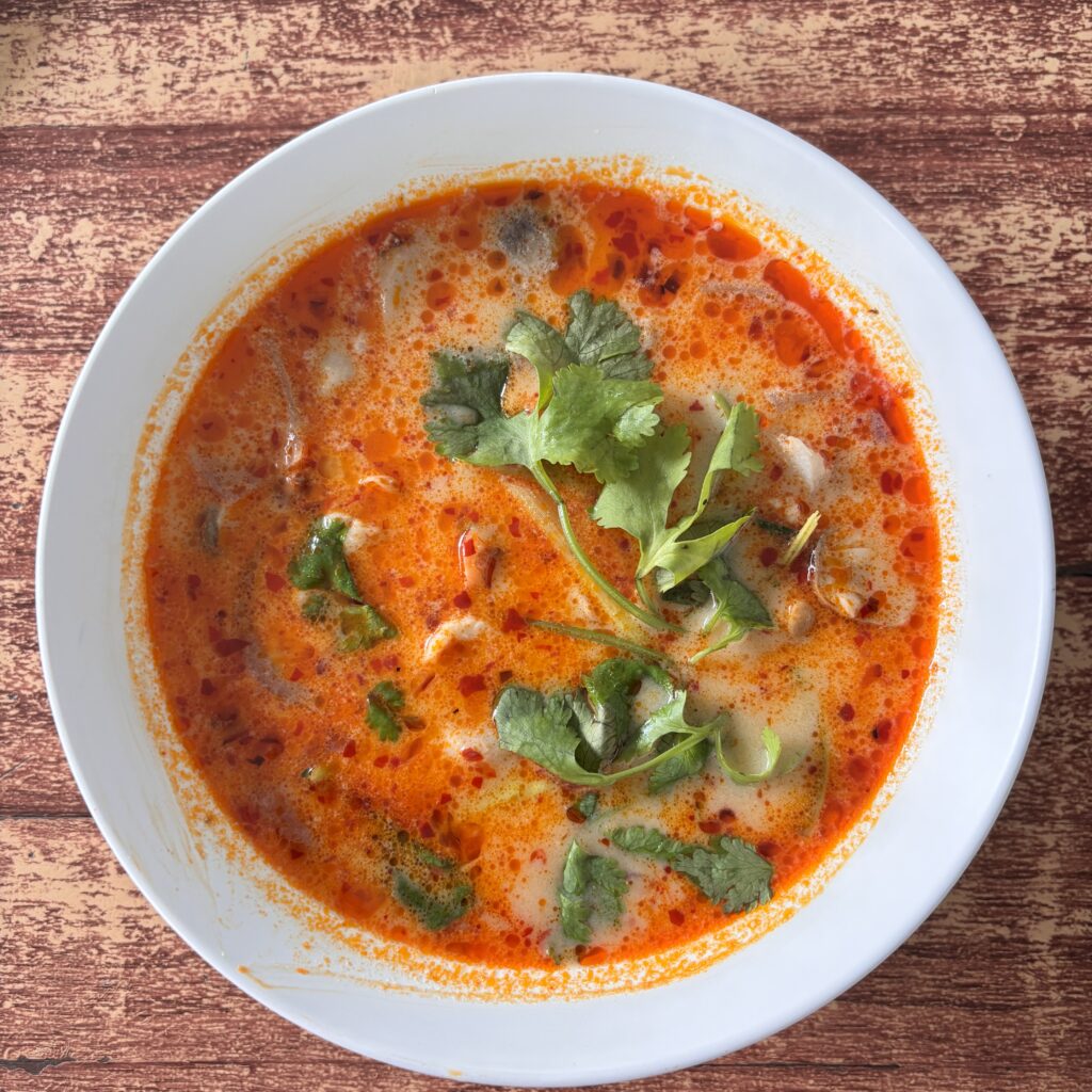 bowl de sopa asiática curry rojo fotografiado en formato cuadrado 1:1