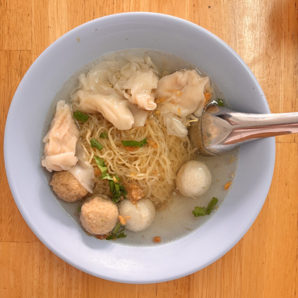 bowl de Khao Soi tailandés fotografiado en formato cuadrado 1:1