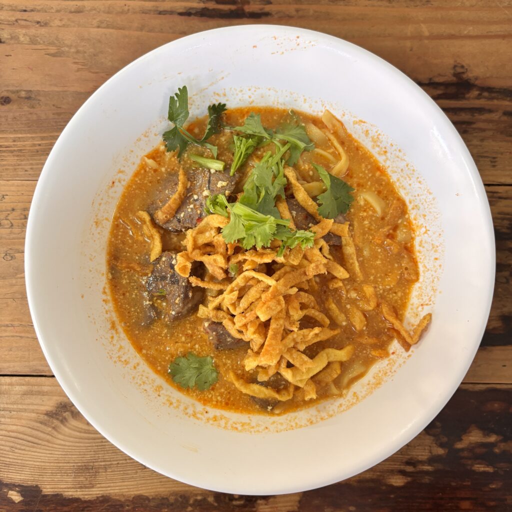 bowl de Khao Soi tailandés fotografiado en formato cuadrado 1:1